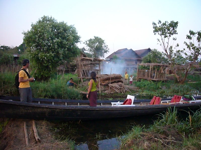 Travel - Myanmar - Inle Lake - First Boat Trip - The boat-drivers village - Rice and Cigars